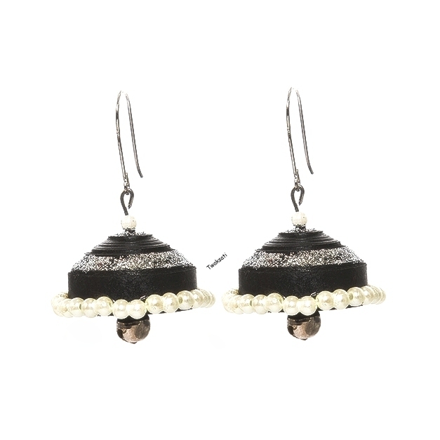 Pearly Black Earring